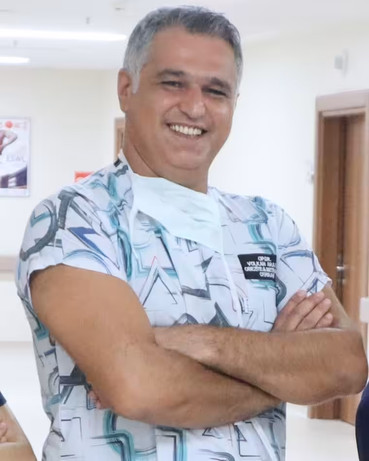 El Op. Dr. Volkan Arayıcı con pijama quirúrgico en el hospital de İzmir
