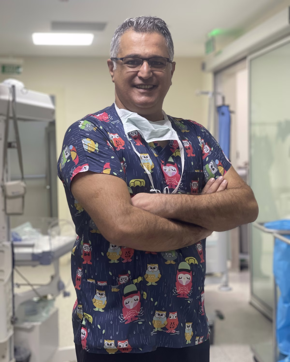 El Op. Dr. Volkan Arayıcı en la planta del hospital de İzmir donde los pacientes pasan cuatro noches